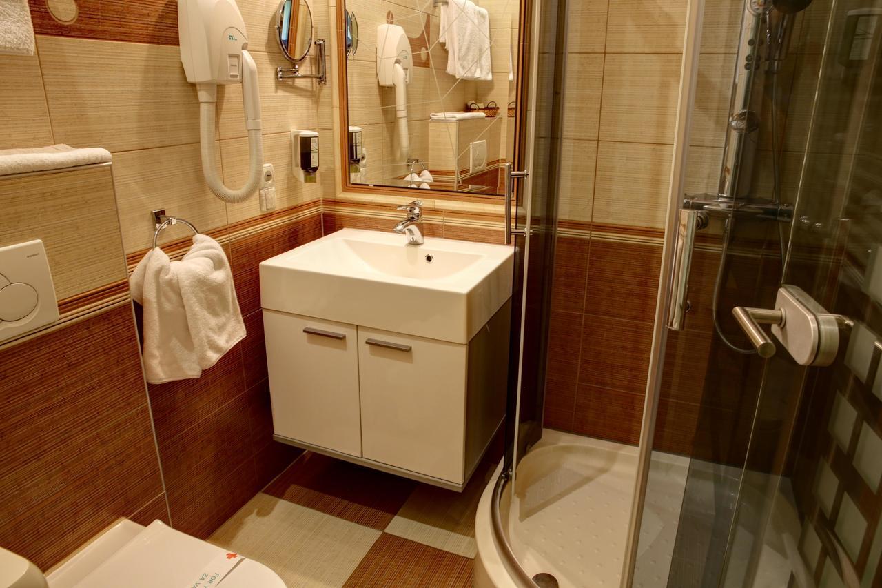 Hotel Gorenje พริสตีนา ภายนอก รูปภาพ